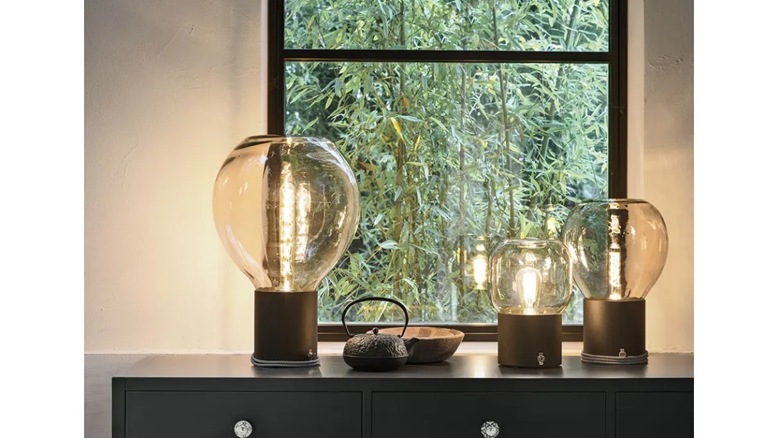 Lampada da tavolo con luce racchiusa in una bolla di vetro e base in metallo Divina di Caos Creativo by Rossi&Co