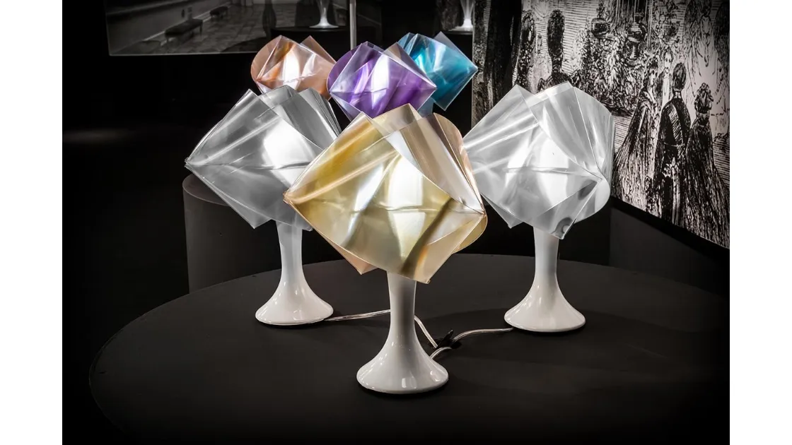 Lampada dinamica e versatile disponibile in vari colori Gemmy Prisma Table di Slamp