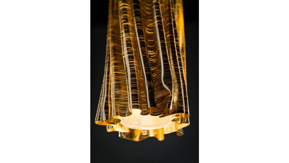 Lampada che ricorda il tessuto plissè Accordéon Vertical Suspension di Slamp