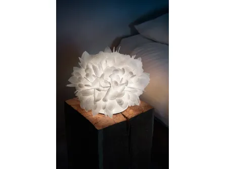 Lampada Veli Foliage Table realizzata con incastri di petali fatti a mano di Slamp